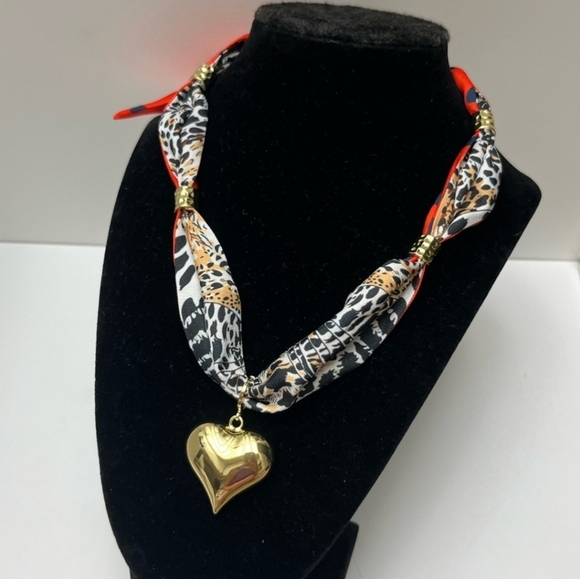 🔹️ Gemelli 🔹️beautiful Adjustable Satin Scarf Necklace with Heart Pendant - Picture 5 of 6